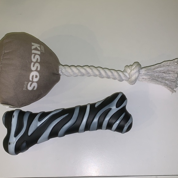 2 squeaky dog toys, Hershey kiss with rope - Picture 3 of 8